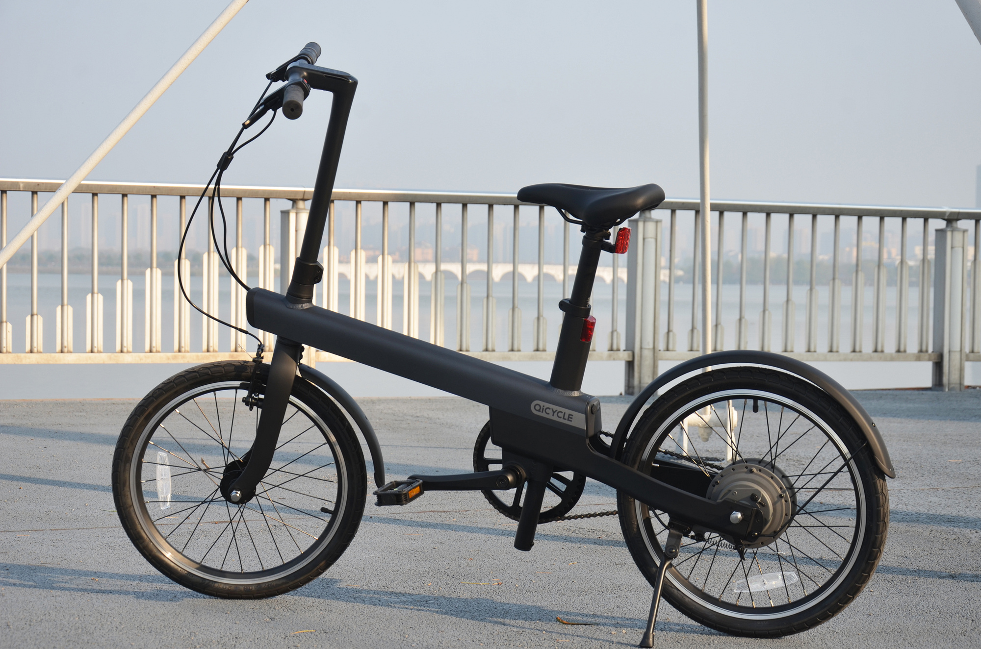 小米生態(tài)鏈&ldquo;電動助力自行車&rdquo;評測:鋁合金車架,40km助力騎行